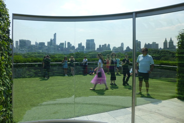 規訓的社會自然是全景敞視的建築；象徵透明社會的建築是Dan Graham在大都會藝術博物館的裝置藝術作品Hedge Two-Way Mirror Walkabout。